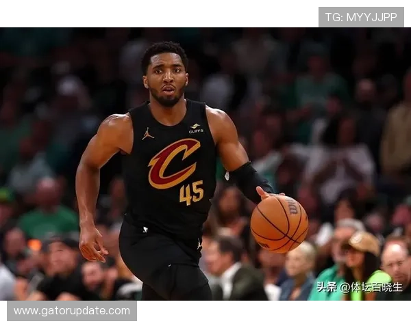 米切尔无球跑位挑动约基奇防线，对比早期终结更高效